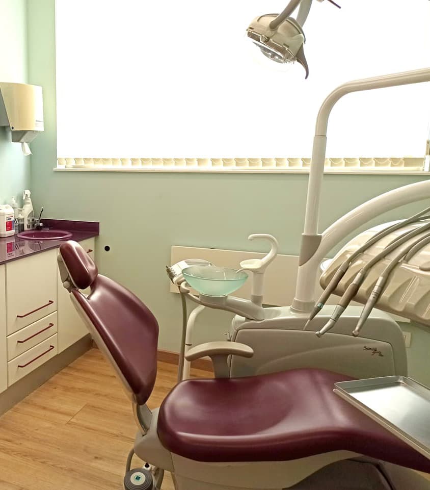 Dentista atendiendo a un paciente en la clínica dental Centro Dental San Pablo en Ferrol