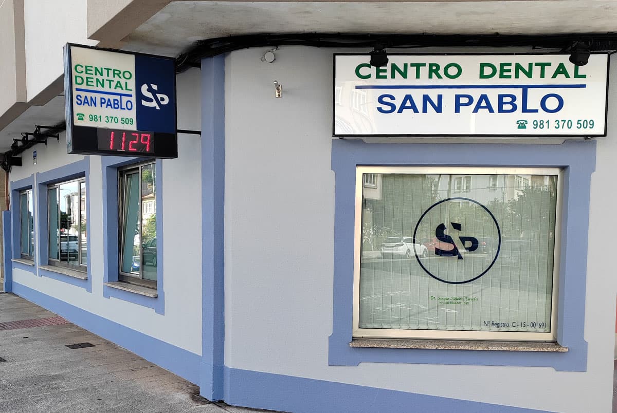 Equipo de dentistas de Centro Dental San Pablo en su clínica de Ferrol